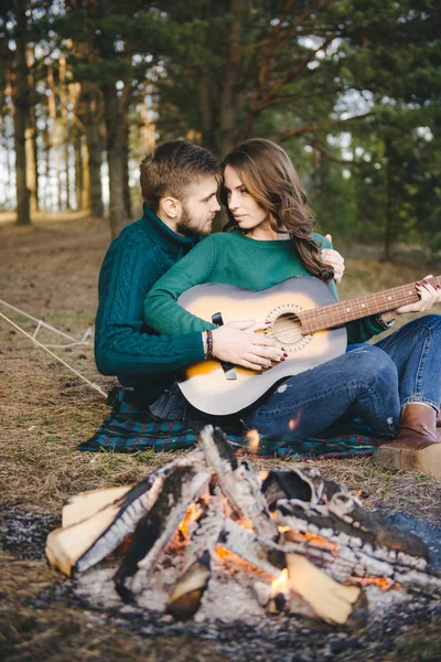 Unga Par Kärlek Camping Turister Sitter Vid Lägereld Mot Ett — Stockfoto