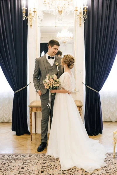 Beautiful Elegant Couple Newlyweds Love Luxurious Interior — 스톡 사진