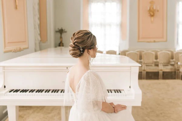 Retrato Uma Bela Noiva Lado Piano Interior Luxuoso — Fotografia de Stock