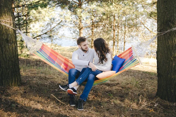 Par Kärlek Flicka Och Kille Hängmatta Njuter Skogen Resor Kärlek — Stockfoto