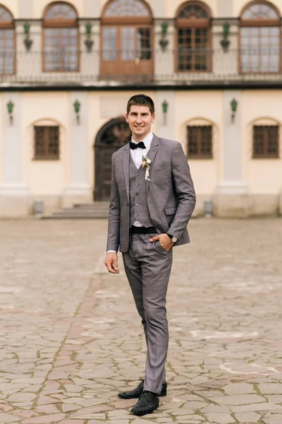 Portrait Groom Background Old Building — 스톡 사진