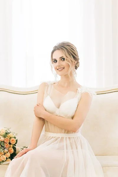 Ritratto Una Bella Giovane Sposa Una Stanza Luminosa Atmosfera Romantica — Foto Stock