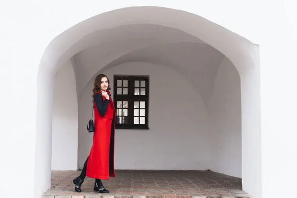 黒い服と長い赤いベストの古い街の通りにスタイリッシュな若い女の子の屋外の肖像画 モデルは ヨーロッパの都市の通りにポーズ — ストック写真