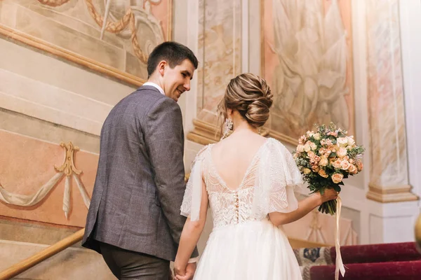 Beautiful Elegant Couple Newlyweds Love Luxurious Interior Stairs — 스톡 사진