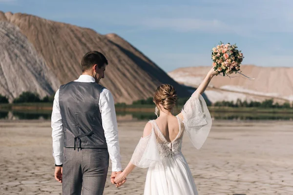 Belo Casal Elegante Recém Casados Apaixonados Belo Fundo Natural Montanhas — Fotografia de Stock