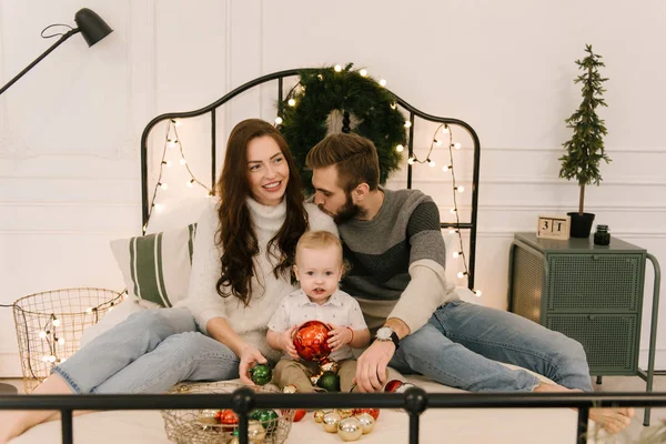 Happy Parents Play Baby Bed Christmas — Stock fotografie