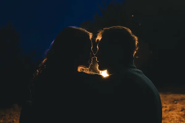 Pasangan Muda Yang Jatuh Cinta Berkemah Wisatawan Duduk Samping Api — Stok Foto