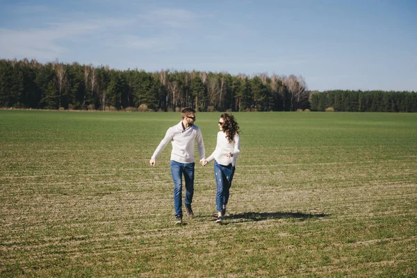 Happy Girl Facet Bieganie Przytulanie Boisku Love Story Koncepcji Podróży — Zdjęcie stockowe