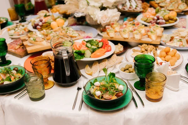 Yuvarlak Beyaz Masa Büyük Miktarda Yiyecek Çeşitli Atıştırmalıklarla Dolu Lüks — Stok fotoğraf