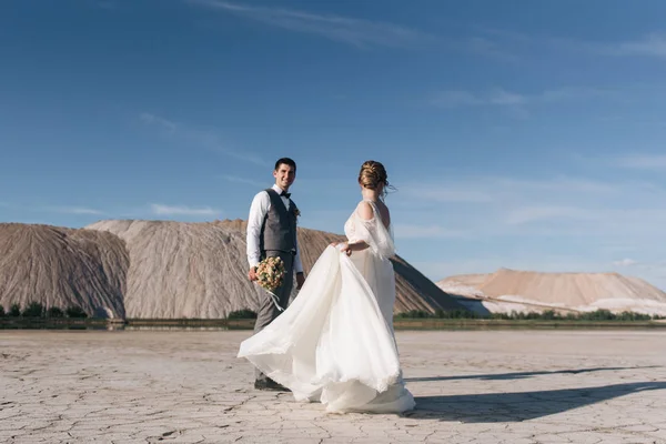 Belo Casal Elegante Recém Casados Apaixonados Belo Fundo Natural Montanhas — Fotografia de Stock