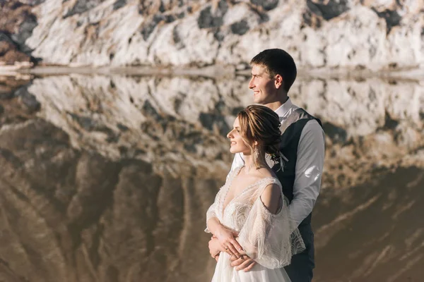 Hermosa Pareja Elegante Recién Casados Enamorados Hermoso Fondo Natural Montañas —  Fotos de Stock