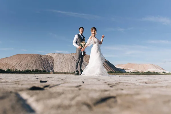 Belo Casal Elegante Recém Casados Apaixonados Belo Fundo Natural Montanhas — Fotografia de Stock