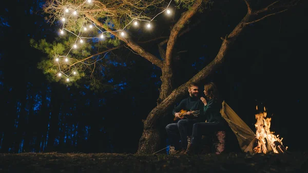 Aşık Genç Bir Çift Ormanda Bir Çadırın Önünde Eski Bir — Stok fotoğraf