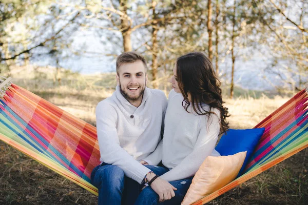 Pareja Amor Chica Chico Hamaca Disfruta Bosque Viaje Concepto Historia —  Fotos de Stock