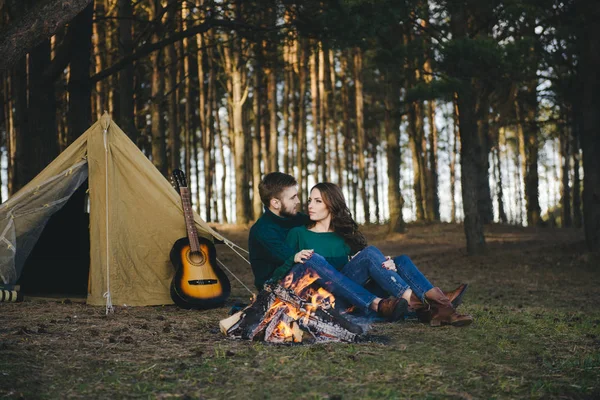 Unga Kärleksfulla Par Turister Camping Sitter Nära Lägereld Mot Tältet — Stockfoto