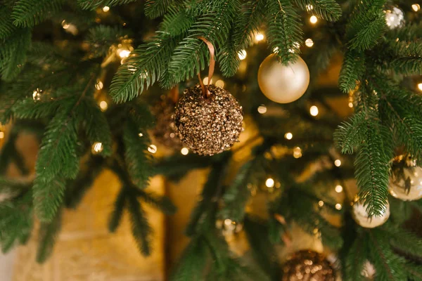Árvore Natal Decorada Com Bolas Douradas — Fotografia de Stock