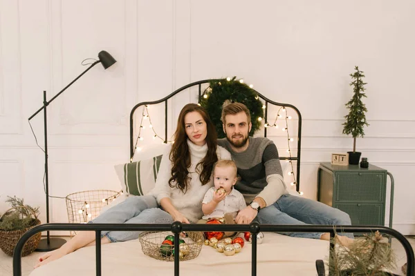 Happy Parents Play Baby Bed Christmas — Stock fotografie