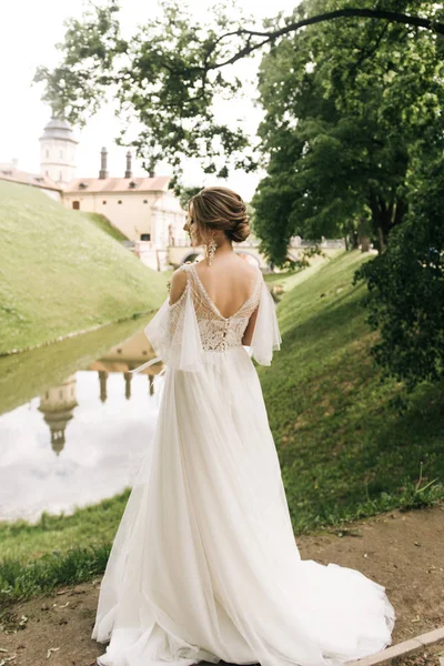 Bella Sposa Elegante Sullo Sfondo Vecchio Castello Matrimonio Europeo — Foto Stock