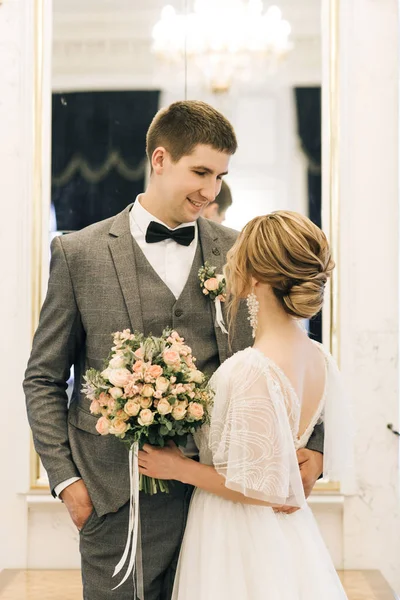 美丽而优雅的一对新婚夫妇在奢华的室内坠入爱河 — 图库照片