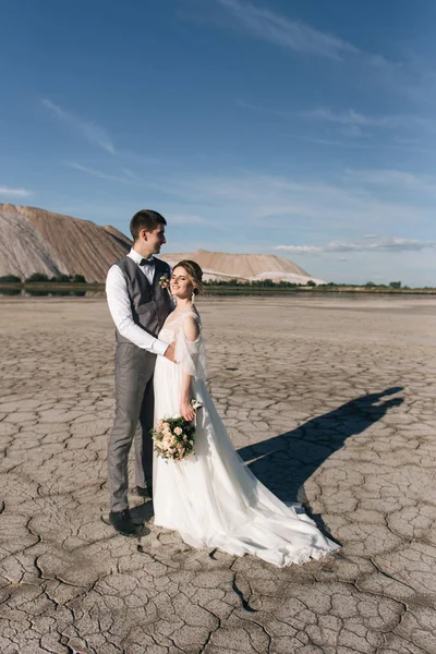 Belo Casal Elegante Recém Casados Apaixonados Belo Fundo Natural Montanhas — Fotografia de Stock