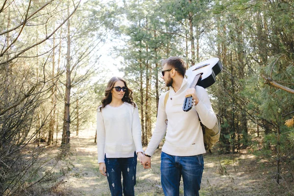 Chica Feliz Chico Con Mochila Turística Guitarra Caminando Naturaleza Viaje —  Fotos de Stock