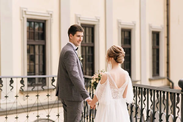 Hermosa Pareja Elegante Recién Casados Enamorados Fondo Edificio Antiguo Adoquines —  Fotos de Stock