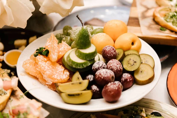 Tatil Için Yemek Masası Bir Tabak Güzel Dilimlenmiş Meyve Seçici — Stok fotoğraf