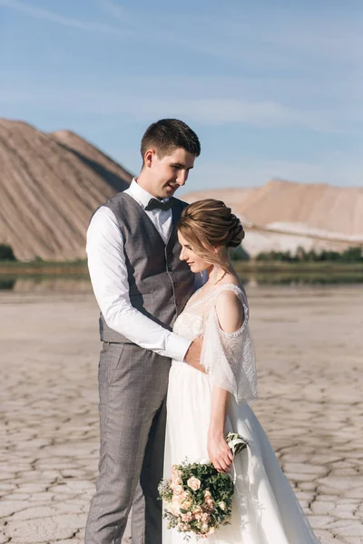 Belo Casal Elegante Recém Casados Apaixonados Belo Fundo Natural Montanhas — Fotografia de Stock