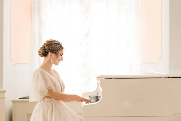 Retrato Uma Bela Noiva Lado Piano Interior Luxuoso — Fotografia de Stock