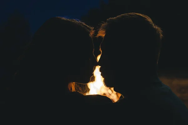 Jovem Casal Apaixonado Acampando Turistas Sentados Lado Incêndio Contra Uma — Fotografia de Stock