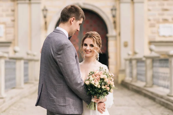 Hermosa Pareja Elegante Recién Casados Enamorados Fondo Edificio Antiguo Adoquines — Foto de Stock