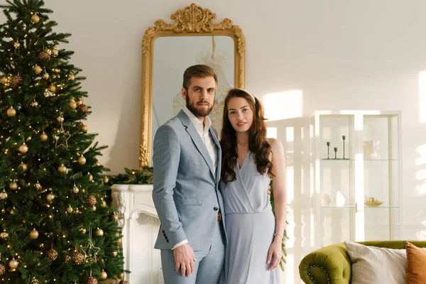 Attraente Amorevole Uomo Ragazza Sullo Sfondo Dell Albero Natale Casa — Foto Stock