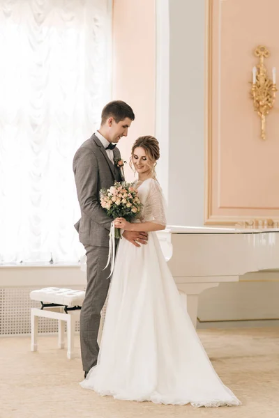 Beautiful Elegant Couple Newlyweds Love Luxurious Interior Piano — 스톡 사진