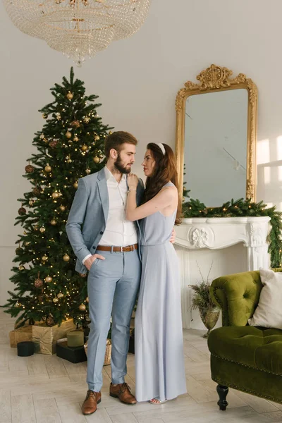 自宅でクリスマスツリーの背景に魅力的で愛情のある男と女の子 クリスマスの愛の物語の概念 — ストック写真