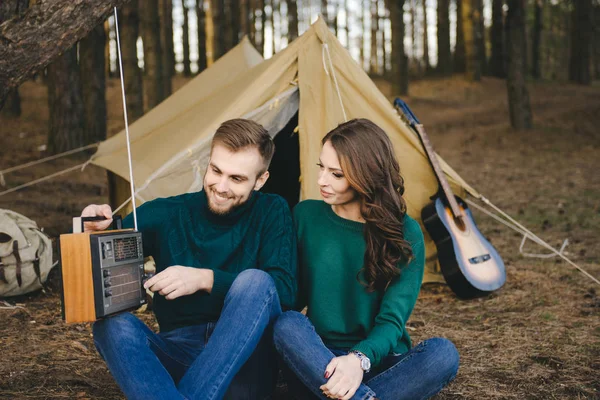 Unga Par Kärlek Camping Turister Sitter Vid Eld Mot Ett — Stockfoto