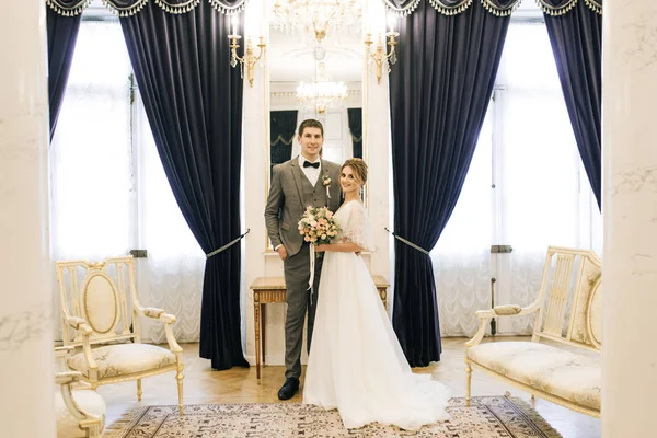 Beautiful Elegant Couple Newlyweds Love Luxurious Interior — 스톡 사진