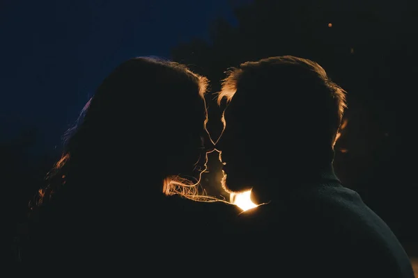 Jovem Casal Apaixonado Acampando Turistas Sentados Lado Incêndio Contra Uma — Fotografia de Stock