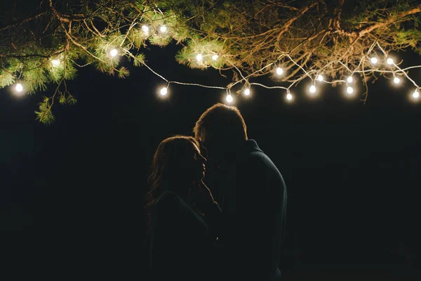 Pareja Joven Enamorada Acampar Turistas Sentados Junto Fuego Contra Una —  Fotos de Stock