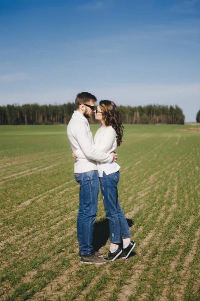 Glad Tjej Och Kille Som Springer Och Kramas Planen Kärlekshistoria — Stockfoto