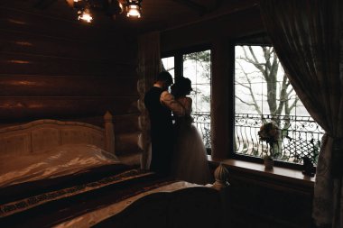 Düğün gününün sabahı. Gelin ve damat pencerede duruyorlar.