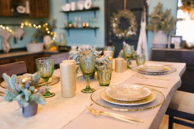 Güzel Noel süslemeleri olan mutfak. Tatil geçmişi. Yeni Yıl