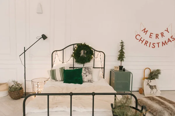 Кімната Ліжком Різдвяним Декором Свято Фону Новий Рік — стокове фото