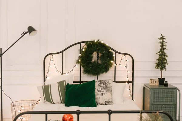 Quarto Com Cama Com Decoração Natal Fundo Férias Ano Novo — Fotografia de Stock