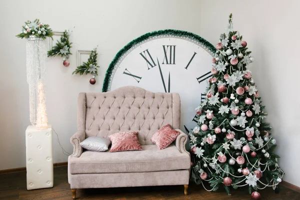 Het Decor Van Kerstmis Nieuwjaar Kerstboom Bank Een Grote Klok — Stockfoto