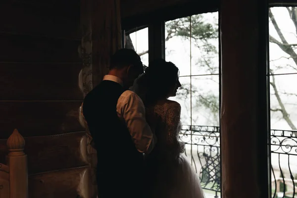 Mañana Del Día Boda Novia Novio Están Pie Ventana —  Fotos de Stock