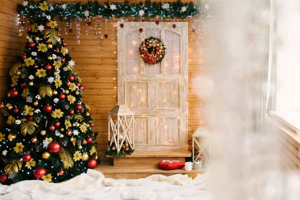 Decoração Natal Ano Novo Bela Fachada Decorada Com Grinaldas Abeto — Fotografia de Stock