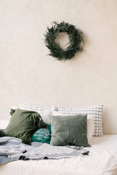 Het Decor Van Kerstmis Nieuwjaar Slaapkamer Met Kussens — Stockfoto