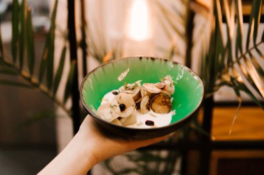 Böğürtlenli ve ev yapımı ekşi kremalı küçük krepler, kafede tatlılar, çocuk menüsü, seçici odaklanma.