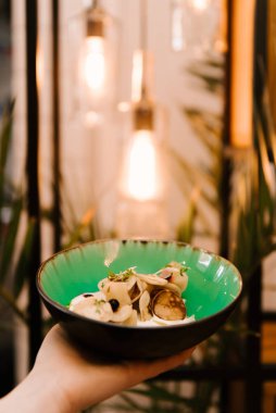 Böğürtlenli ve ev yapımı ekşi kremalı küçük krepler, kafede tatlılar, çocuk menüsü, seçici odaklanma.