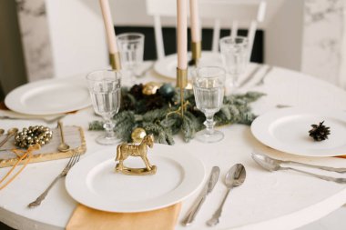 Güzel Noel süslemeleri olan mutfak. Tatil geçmişi. Yeni Yıl